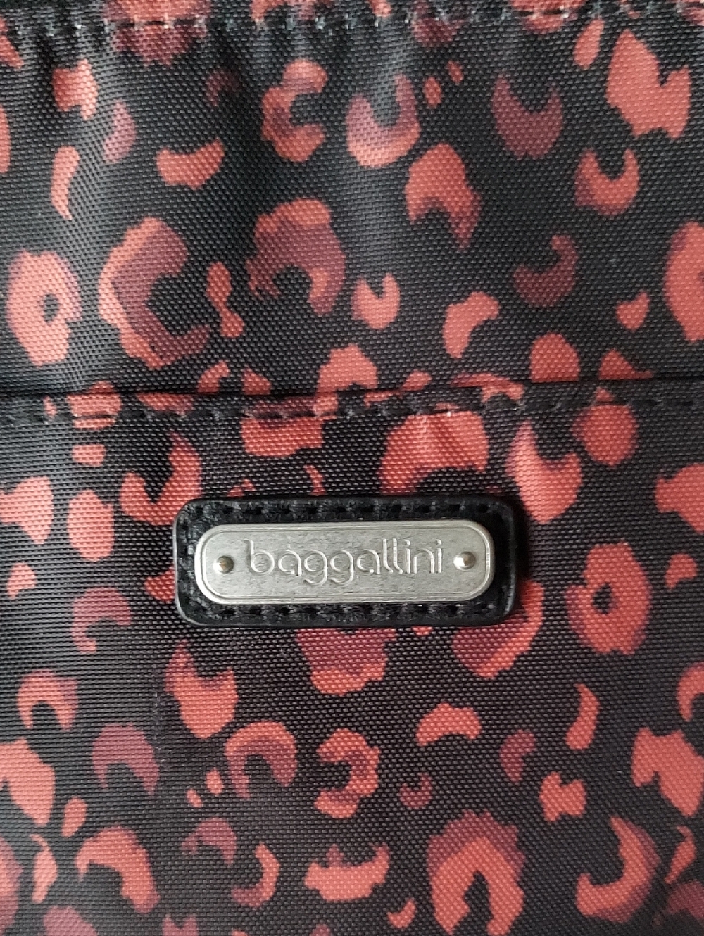 Baggallini Crossbody With RIFD - Picture 2 of 9